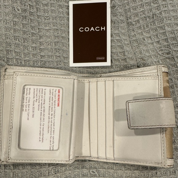 Small COACH White/Beige wallet with Big C, fits in medium/large handbags or tote - Picture 7 of 7